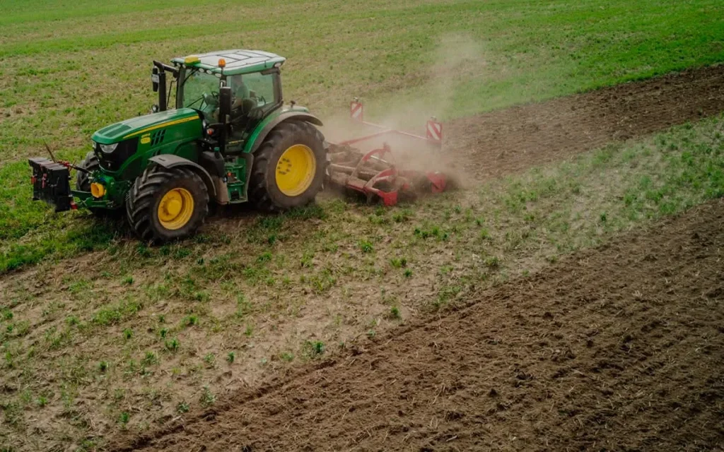 Tractor arando un campo