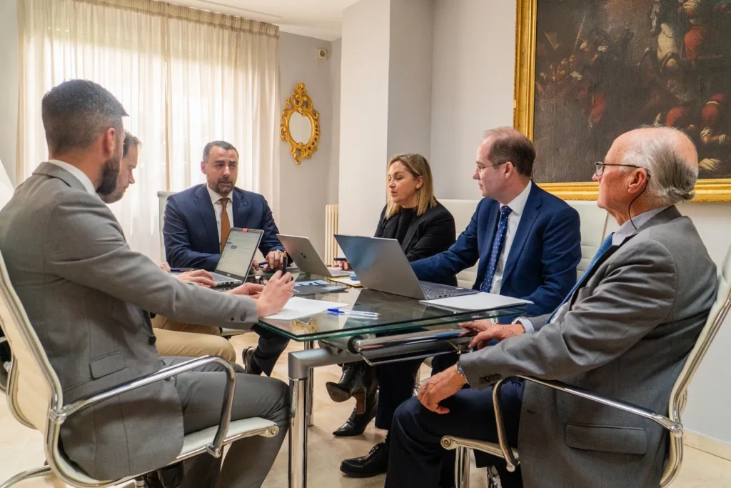 Asesores del departamento fiscal de RCV Executive analizando las deducciones autonómicas en Andalucía para una pyme en Granada