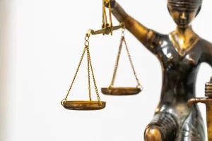 Balanza que simboliza un equilibrio o reestructuración de deuda