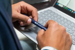 Pablo Balderas, analista financiero de RCV Executive, revisando escrituras de apoderamiento y poderes notariales para una pyme mercantil
