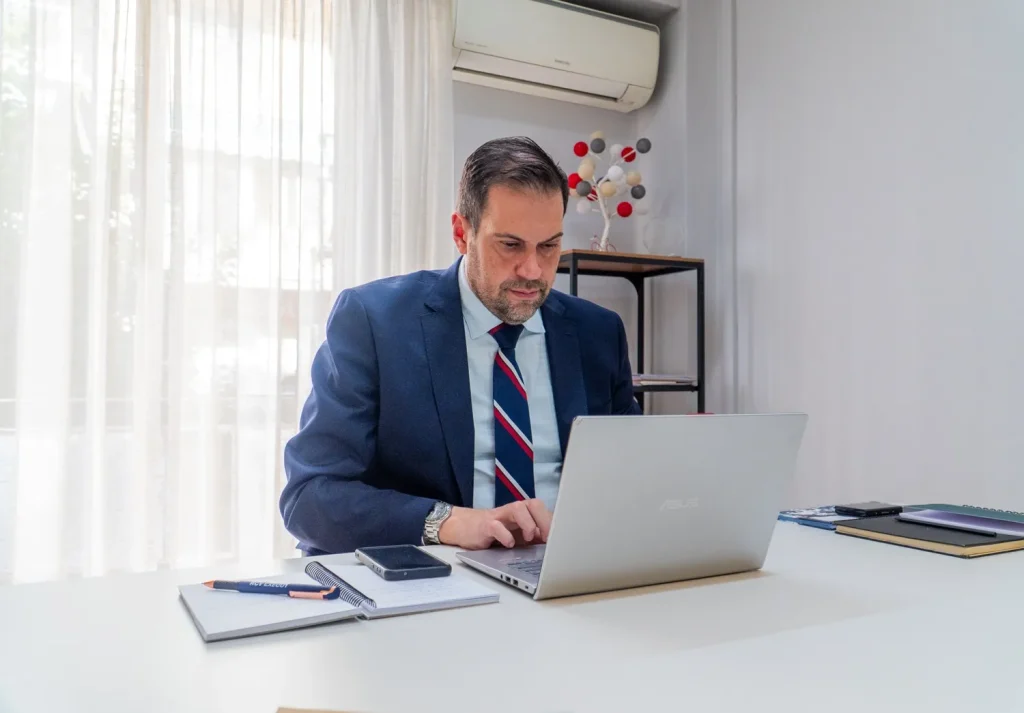 Víctor Vedia, Director Financiero de RCV Executive, revisando un contrato de préstamo bancario con cláusulas de covenants financieros para una pyme en Granada